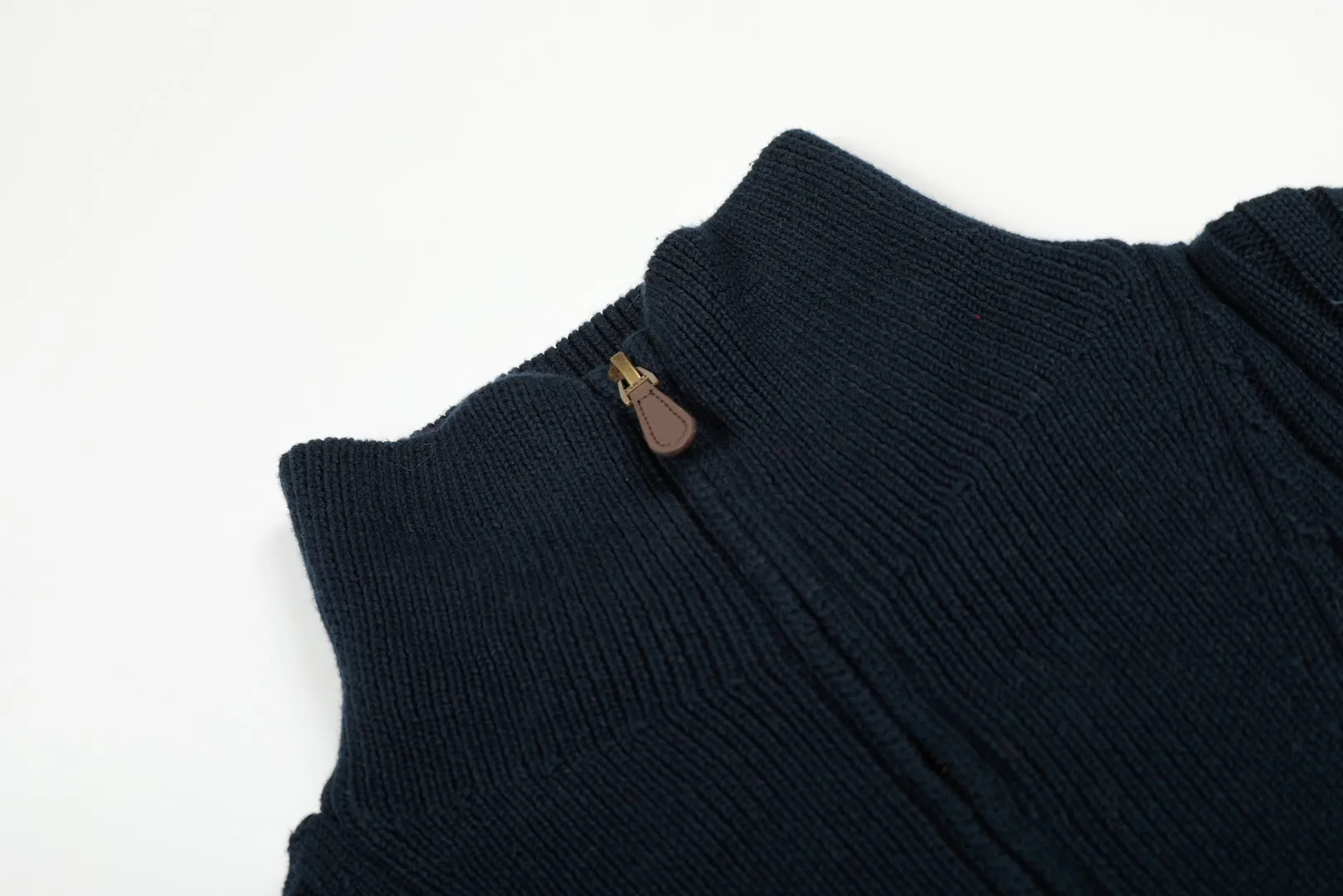 P250 Top quality" Style number: DS114# (not off the shelves all year round) [Ralph Lauren half-zip solid color pony embroidered logo striped knitted sweater] ✅Ralph Lauren half-zip classic basic versatile unisex couple pullover sweater ✅Main supplier platform live broadcast Wholesale entity Replenish when out of stock Not off the shelf ✅ZP quality 1:1 version Scan the code to enter the GF website Counter quality ✅Detailed quality The only one in Guangzhou Imported quality cotton yarn, focusing on high-end, cost-effective, good quality needless to say. ✅Restore the original version. The maximum size can be worn up to 190 pounds. Loose, comfortable and stress-free. ✅The upper body is simple and easy to match. A must-have item for ootd. Good-looking clothes are never picky. Recommended must-have items in the wardrobe. Size: S-XL. Color: Black, white, gray, khaki, navy blue, white label, red gold label.